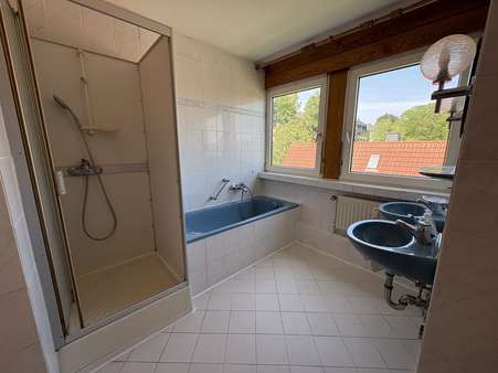 Bad Bad - Dachgeschosswohnung in 32756 Detmold mit 94m² kaufen