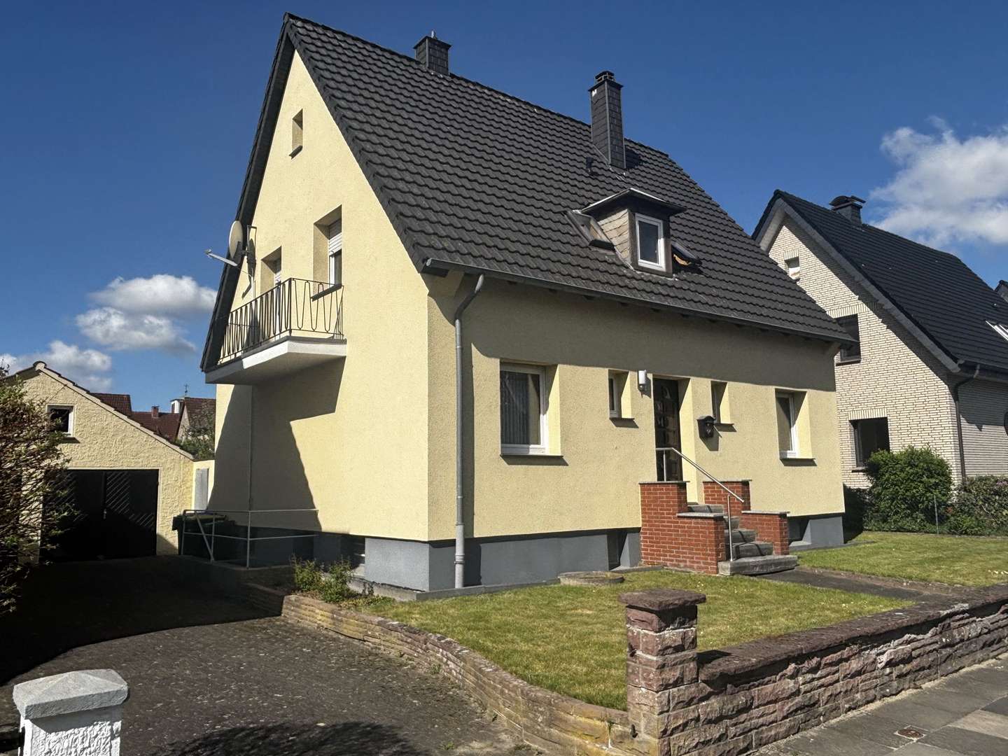 Titelbild Titelbild - Zweifamilienhaus in 32791 Lage mit 120m² kaufen