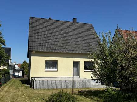 Rückseite mit Terrasse Rückseite mit Terrasse - Zweifamilienhaus in 32791 Lage mit 120m² kaufen