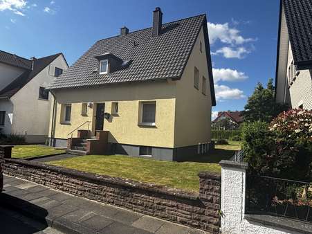 Straßenansicht Straßenansicht - Zweifamilienhaus in 32791 Lage mit 120m² kaufen
