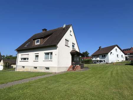 Seitenansicht Seitenansicht - Zweifamilienhaus in 32805 Horn-Bad Meinberg mit 134m² kaufen