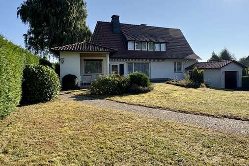 Außenansicht Außenansicht - Zweifamilienhaus in 32760 Detmold / Hiddesen mit 214m² kaufen