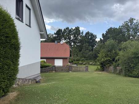 Blick in den Garten - Haus in 33039 Nieheim mit 151m² kaufen