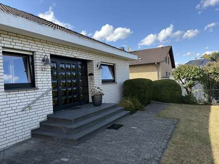 Haupteingang - Bungalow in 33106 Paderborn / Elsen mit 173m² kaufen