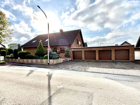 Ansicht mit Garagen - Zweifamilienhaus in 32832 Augustdorf mit 279m² kaufen