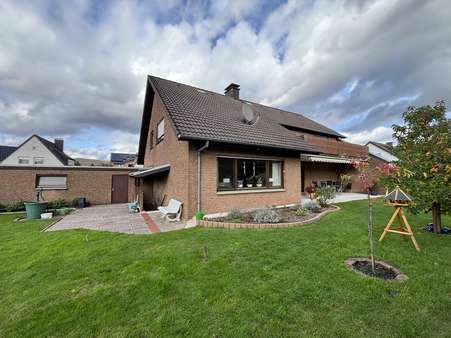 Gartenansicht - Zweifamilienhaus in 32832 Augustdorf mit 279m² kaufen