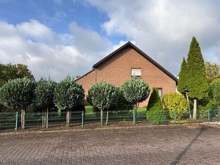 Seitenansicht - Zweifamilienhaus in 32832 Augustdorf mit 279m² kaufen