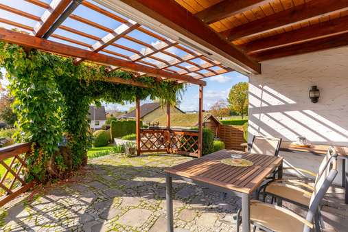 Überdachte West-Terrasse - Einfamilienhaus in 37696 Marienmünster / Vörden mit 234m² kaufen