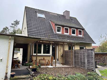 Rückseite mit Terrasse - Einfamilienhaus in 32791 Lage mit 111m² kaufen