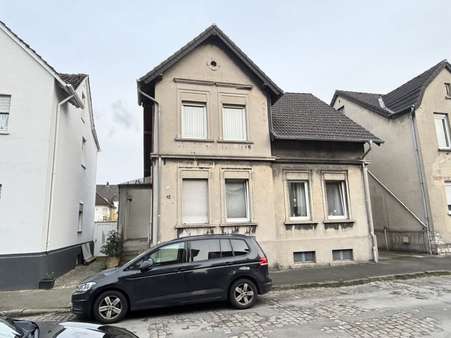 Straßenansicht - Zweifamilienhaus in 32791 Lage mit 130m² kaufen