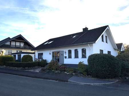 Ansicht Straße - Zweifamilienhaus in 32760 Detmold mit 203m² kaufen