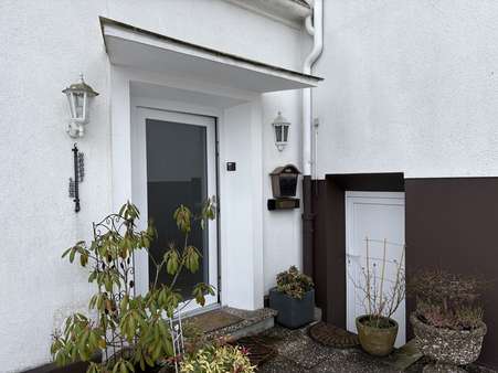 Hausseiteneingang  - Doppelhaushälfte in 32805 Horn-Bad Meinberg / Horn mit 198m² kaufen