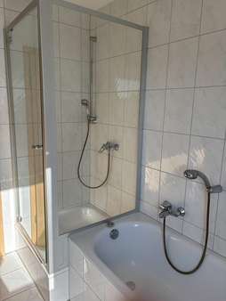 Badezimmer mit Dusche & Wanne - Etagenwohnung in 33334 Gütersloh mit 70m² kaufen