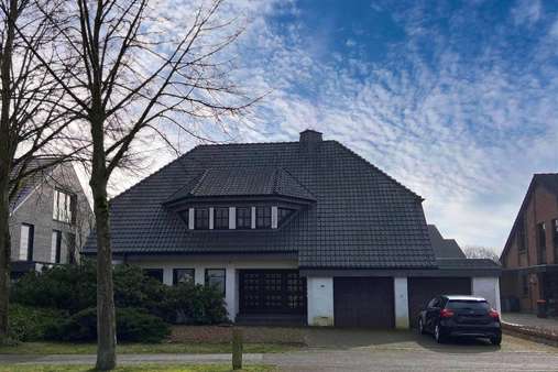 Straßenansicht - Einfamilienhaus in 33332 Gütersloh mit 254m² kaufen