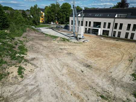 ...im Hintergrund das moderne Gebäude im gleichen Stil - Doppelhaushälfte in 33334 Gütersloh mit 123m² kaufen