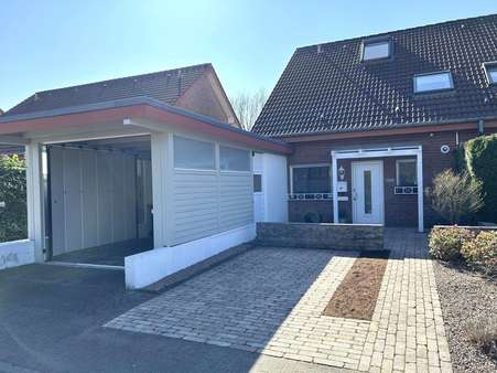 Eingangsansicht mit Carport - Doppelhaushälfte in 33335 Gütersloh mit 97m² kaufen