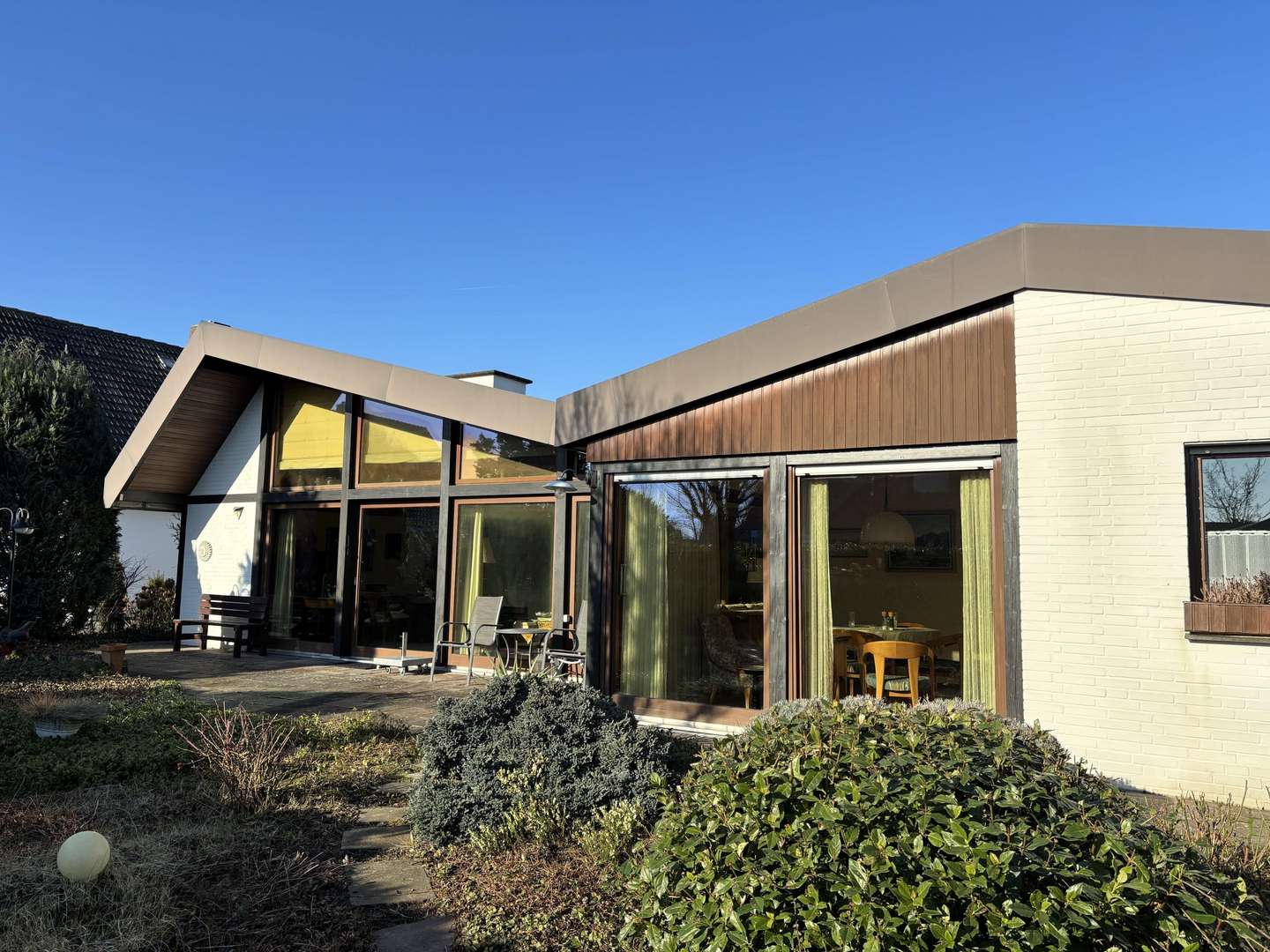 Blick auf die Terrasse am Wohn-/Essbereich - Bungalow in 33335 Gütersloh mit 156m² kaufen