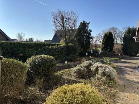 Blick von der Terrasse am Wohnbereich - Bungalow in 33335 Gütersloh mit 156m² kaufen