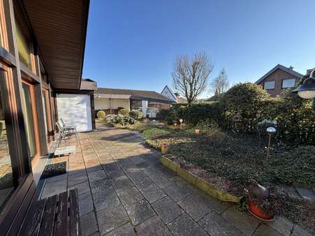 Terrasse am Wohnbereich - Bungalow in 33335 Gütersloh mit 156m² kaufen