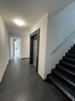 Treppenhaus mit Fahrstuhl - Erdgeschosswohnung in 33397 Rietberg mit 84m² kaufen