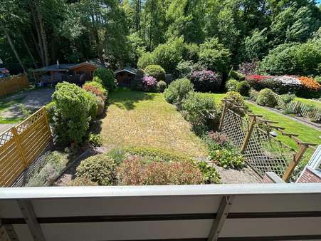 Blick in den Garten vom Balkon - Doppelhaushälfte in 33758 Schloß Holte-Stukenbrock mit 110m² kaufen