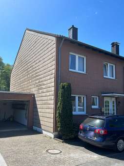 Straßenansicht - Doppelhaushälfte in 33758 Schloß Holte-Stukenbrock mit 110m² kaufen