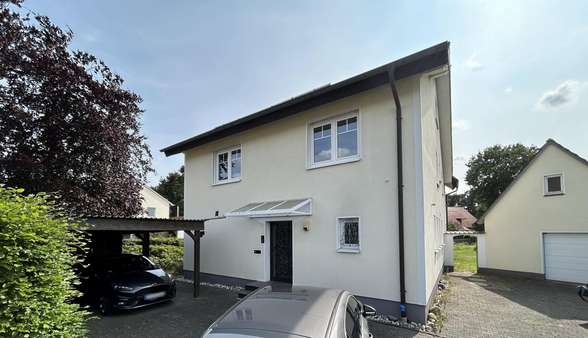 Hausansicht Hausansicht - Zweifamilienhaus in 33758 Schloß Holte-Stukenbrock mit 260m² kaufen