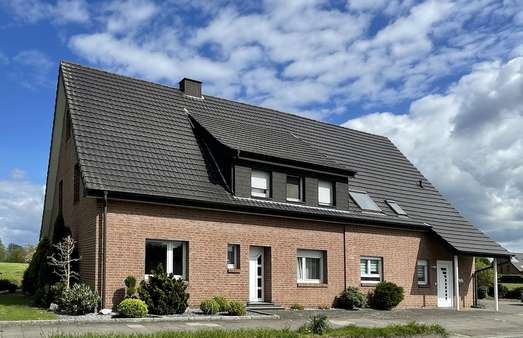 Straßenansicht - Zweifamilienhaus in 33442 Herzebrock-Clarholz mit 290m² kaufen