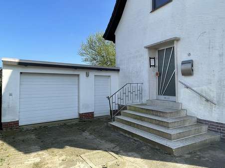 Eingangsansicht mit Garage (neue Haustür ist vorhanden) - Einfamilienhaus in 33378 Rheda-Wiedenbrück mit 135m² kaufen