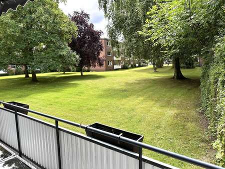Ausblick vom Balkon - Erdgeschosswohnung in 33615 Bielefeld mit 79m² kaufen