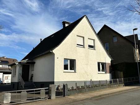 Außenansicht - Einfamilienhaus in 33617 Bielefeld mit 90m² kaufen