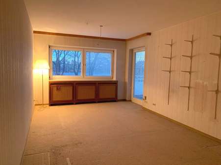 Wohnzimmer mit Zugang zur Loggia - Etagenwohnung in 33659 Bielefeld mit 102m² günstig kaufen
