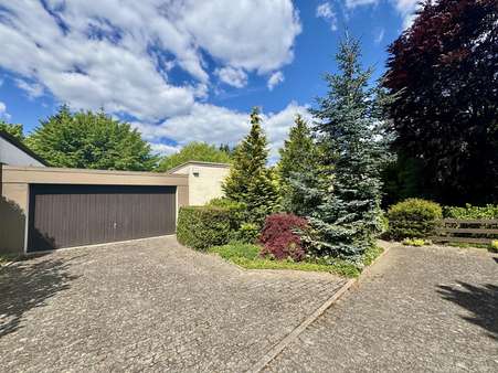 Zufahrt mit großer Garage - Bungalow in 32105 Bad Salzuflen mit 236m² kaufen