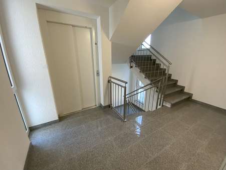 großzügiges Treppenhaus - Erdgeschosswohnung in 32105 Bad Salzuflen mit 90m² kaufen