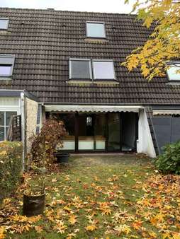 Blick aus dem Garten auf die Terrasse - Reihenmittelhaus in 33813 Oerlinghausen mit 89m² kaufen