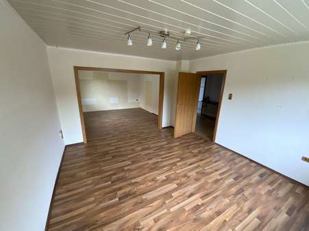 Wohnzimmer mit Blick zum Esszimmer - Einfamilienhaus in 32791 Lage mit 110m² kaufen