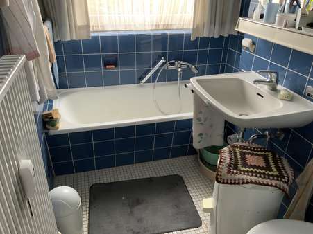 Bad mit Fenster - Etagenwohnung in 32105 Bad Salzuflen mit 81m² kaufen