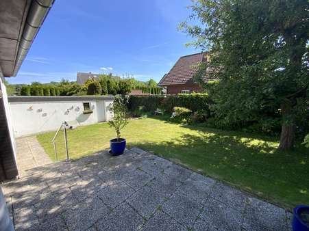 Blick von der Terrasse in den Garten - Einfamilienhaus in 33818 Leopoldshöhe mit 105m² kaufen