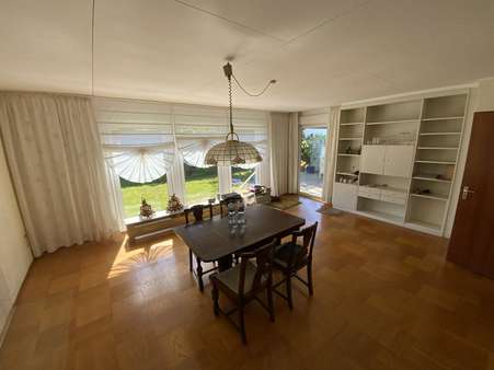 Wohnzimmer mit Zugang zur Terrasse - Einfamilienhaus in 33818 Leopoldshöhe mit 105m² kaufen
