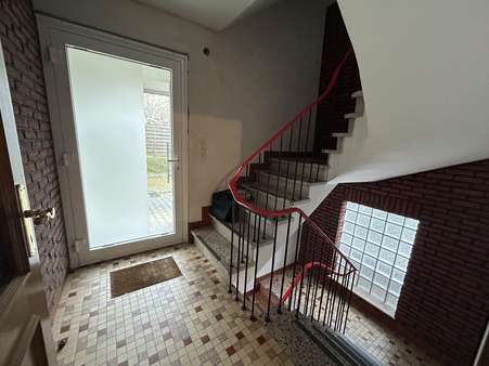 Massives Treppenhaus, vom Keller bis unter das Dach! - Zweifamilienhaus in 32657 Lemgo mit 128m² kaufen