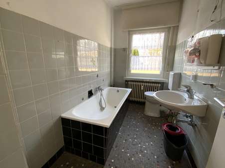 Badezimmer EG - Zweifamilienhaus in 32107 Bad Salzuflen mit 148m² kaufen