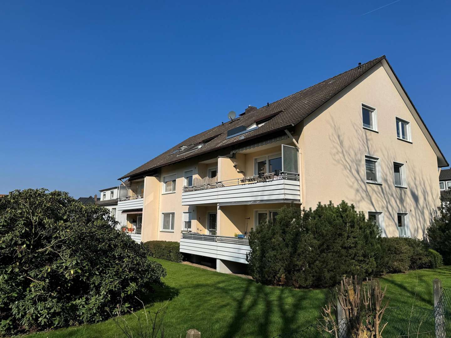 Gartenansicht des Hauses - Dachgeschosswohnung in 32105 Bad Salzuflen mit 80m² kaufen