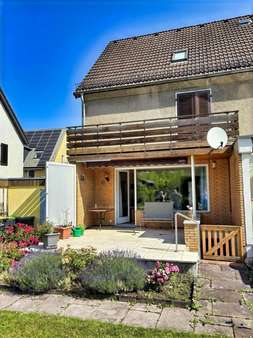 Sonnige Terrasse für die warme Jahreszeit Sonnige Terrasse für die warme Jahreszeit - Reihenendhaus in 32657 Lemgo mit 100m² kaufen