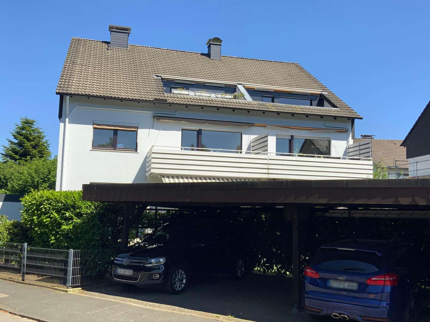 Hinteransicht mit Carport - Etagenwohnung in 33813 Oerlinghausen mit 109m² kaufen
