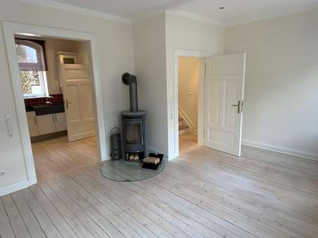 Blick vom Wohnzimmer mit Kamin in die Küche im 1. OG - Einfamilienhaus in 32105 Bad Salzuflen mit 100m² kaufen