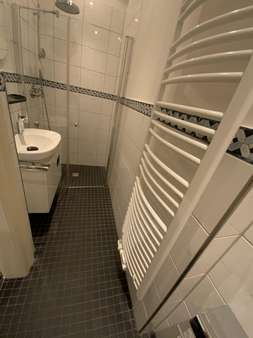 Gäste-WC mit Glasdusche im Erdgeschoss - Einfamilienhaus in 32105 Bad Salzuflen mit 100m² kaufen