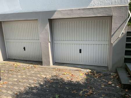 2  Garagen im befahrbaren Keller mit 2 Stellplätzen davor - Mehrfamilienhaus in 32105 Bad Salzuflen mit 330m² kaufen