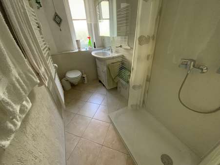 modernes Duschbad im Erdgeschoss - Mehrfamilienhaus in 32105 Bad Salzuflen mit 330m² kaufen