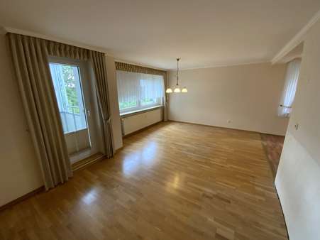 Wohnzimmer mit Zugang Balkon Wohnzimmer mit Zugang Balkon - Etagenwohnung in 33813 Oerlinghausen mit 76m² kaufen
