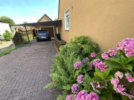 Eine Garage am Haus mit teils überdachten Stellplätzen davor Eine Garage am Haus mit teils überdachten Stellplätzen davor - Einfamilienhaus in 32107 Bad Salzuflen mit 127m² kaufen